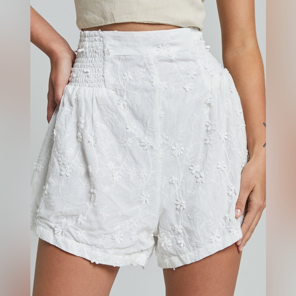 Show Po White Shorts w/ Flower Embroidery, high waisted with back zipper Size 4